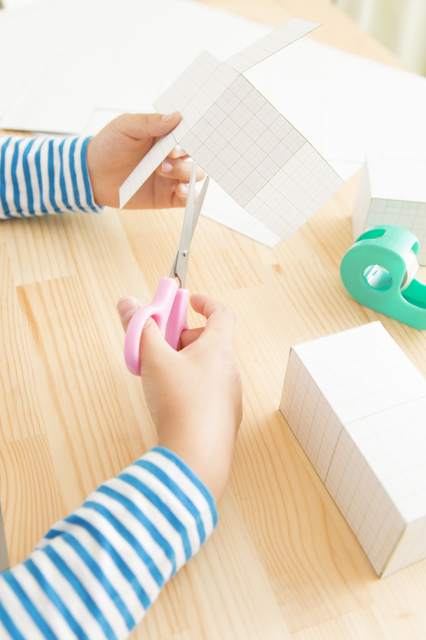 紙工作をしている子どもの手,ノージーのひらめき工房,歌,