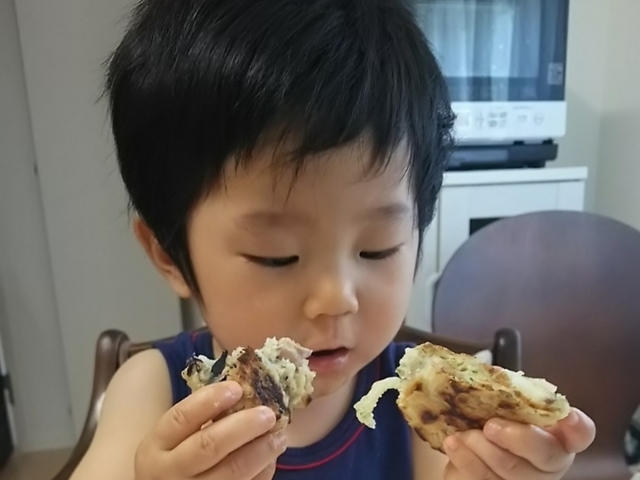 手づかみ食べをする10ヶ月の赤ちゃん,離乳食,手づかみ,