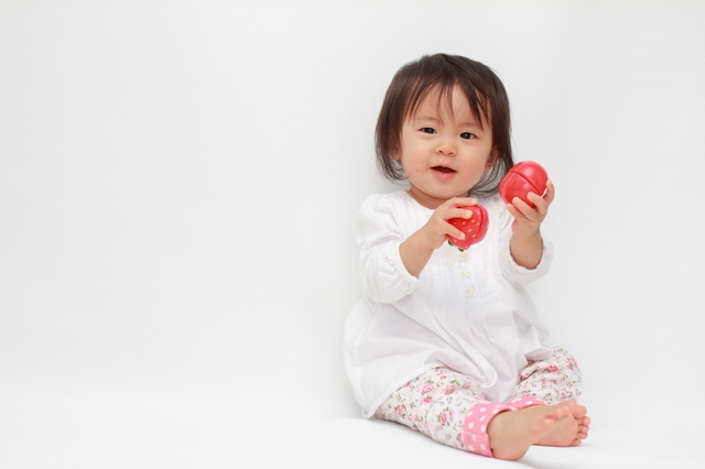 1歳のおもちゃで遊ぶ女の子,おもちゃ,1歳,