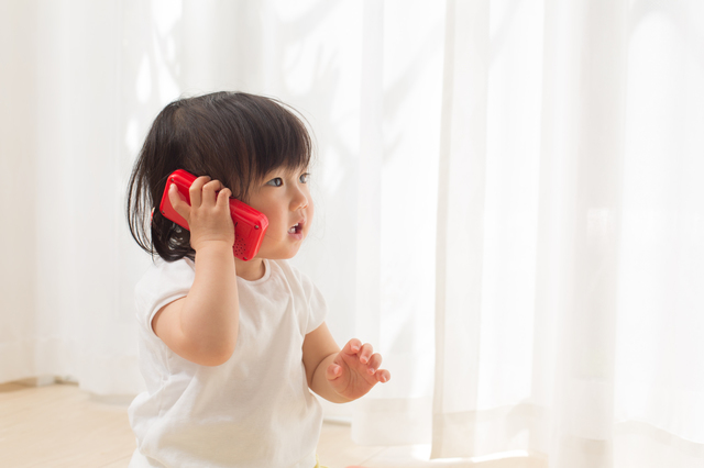 電話のおもちゃを使う子ども,おもちゃ,スマホ,