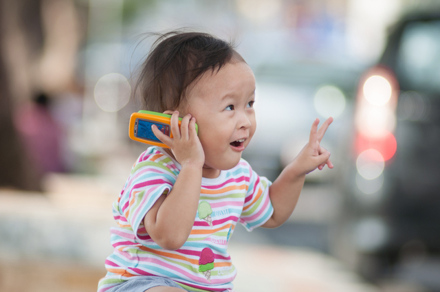 スマホのおもちゃで遊ぶ子ども,おもちゃ,スマホ,