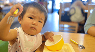 1歳児のママからの相談:「食事中飽きずに最後まで食べさせる方法を教えてください」,