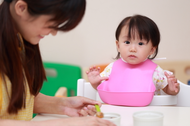 離乳食エプロンと赤ちゃん,離乳食,エプロン,