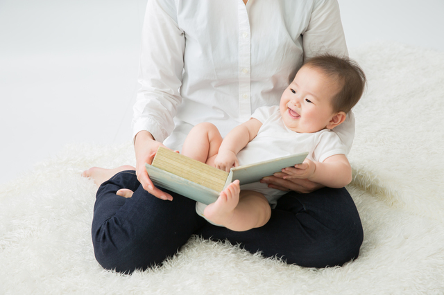 絵本を読んでもらう赤ちゃん,絵本,おすすめ,0歳