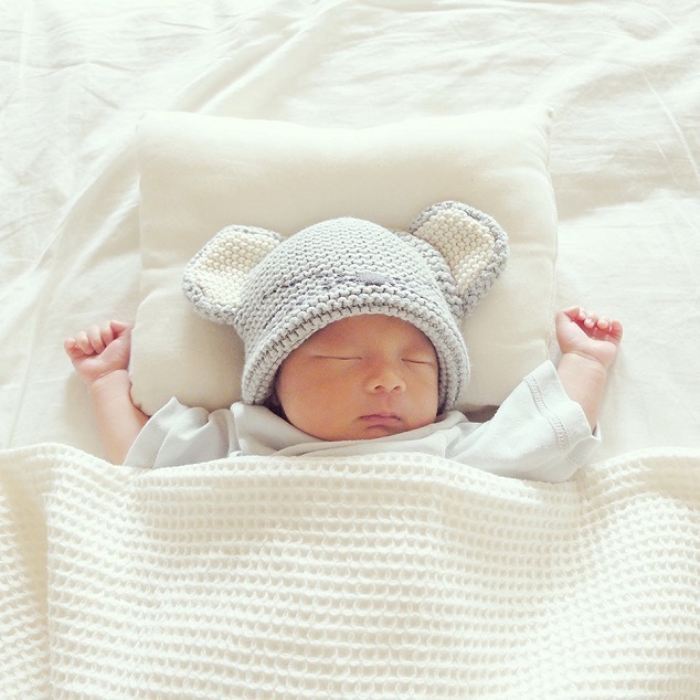 ねずみの帽子を被った赤ちゃん,新生児,寝かしつけ,