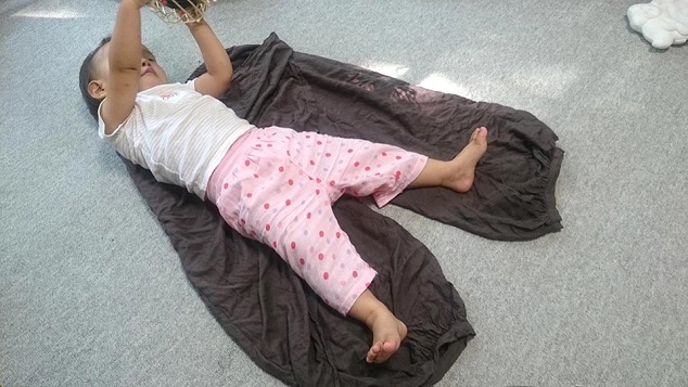 ズボンの上に寝転ぶ子,パパ,お揃い,