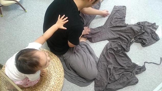 サイズを確認する父親,パパ,お揃い,