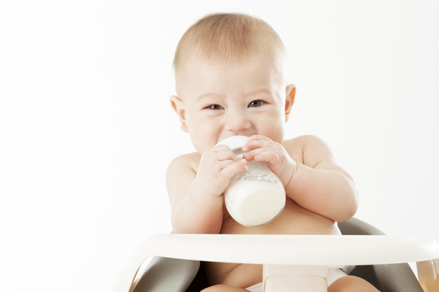 ミルクを飲む赤ちゃん,哺乳瓶,乳首,