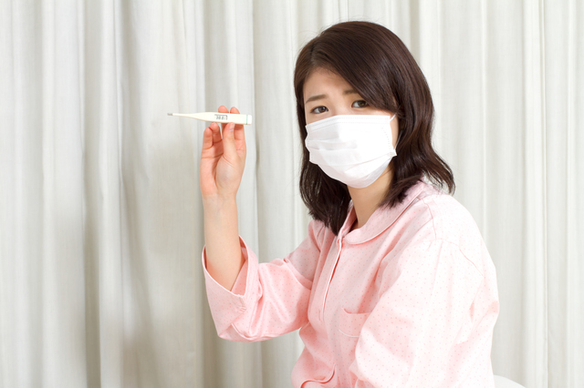 体温計を持つ女性,妊娠中,風邪 ,