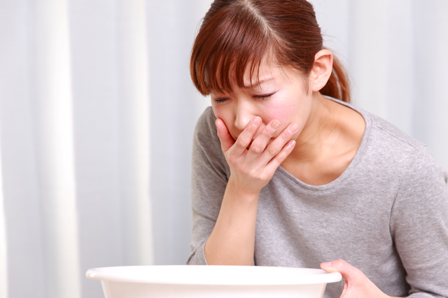 つわりで吐き気を催す女性,妊娠,10,週
