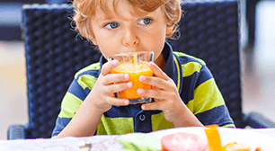 オレンジジュースを飲む男の子,ジュース,虫歯,