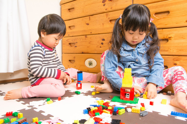 おもちゃで遊ぶ子ども,片付け,子ども,