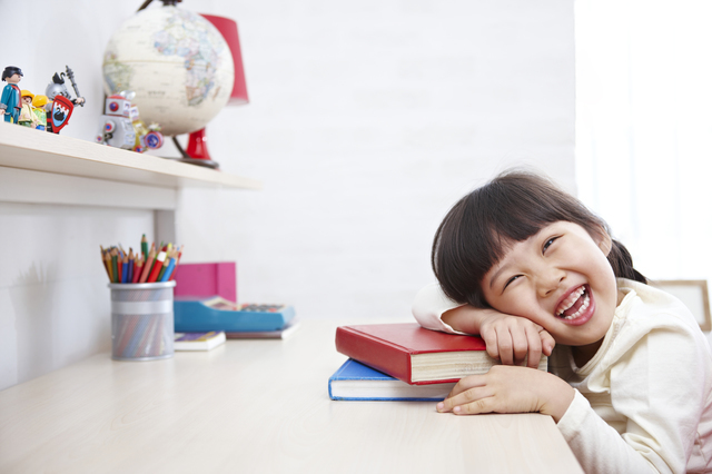 勉強する女の子,子ども,バイリンガル,英語