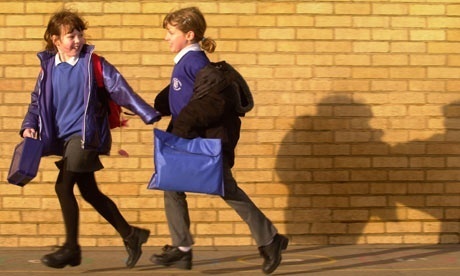通学する子どもたち,イギリス,親子,留学