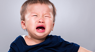 泣いている子ども,頭,怪我,後遺症
