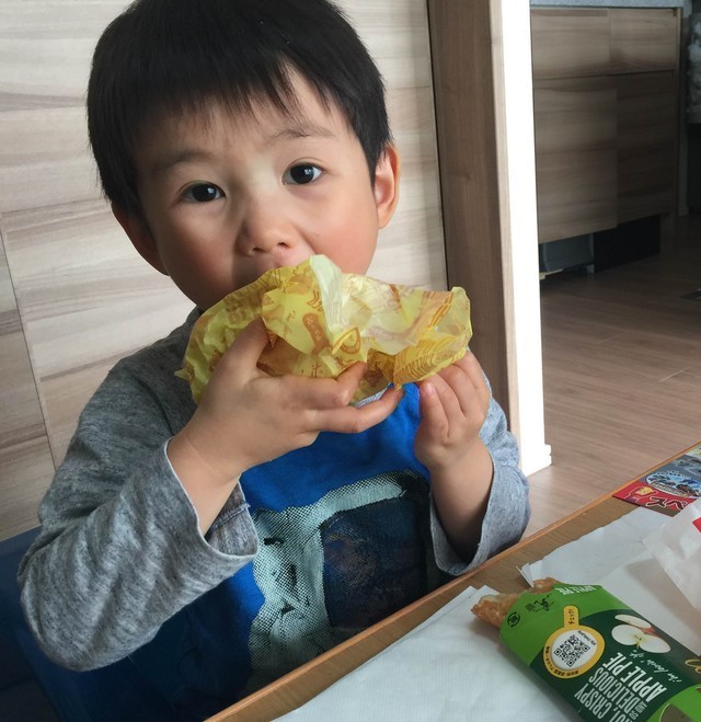 ハンバーガーをほおばる子供,ゴールデンウィーク,2016,連休