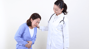 女性を介抱する医師,妊娠,腹痛,生理痛