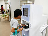読書手帳を記帳する子ども,読書,通帳,図書館