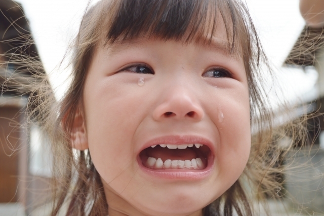 大泣きしている子ども,ママ,抱っこ,方法