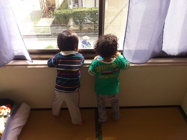 保育園で外を眺める子ども,ママ,抱っこ,方法