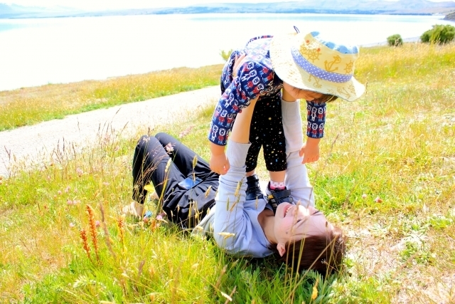 原っぱで抱っこをする親子,ママ,抱っこ,方法