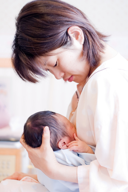 病院で授乳,海外,子育て,事情