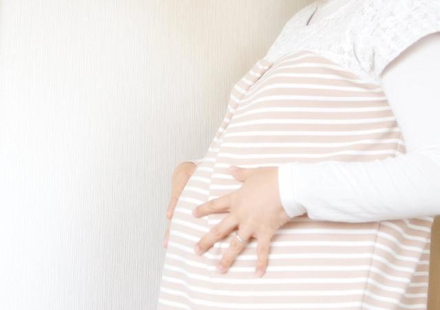 お腹の大きな女性,海外,子育て,事情