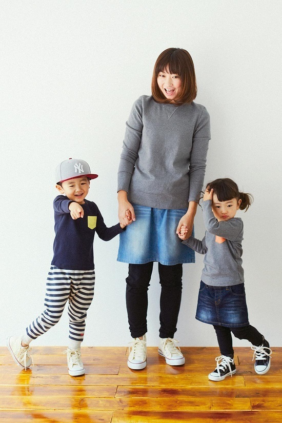 ストレッチフライストップスを着た親子,お揃い,コーデ,ママ