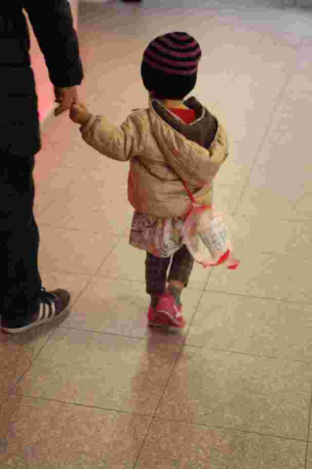 カップヌードルを持つ子ども,インスタントラーメン発明記念館,お土産,大阪