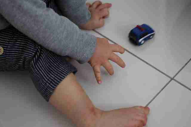 ミニカーで遊ぶ子ども,セリア,ミニカー,おもちゃ