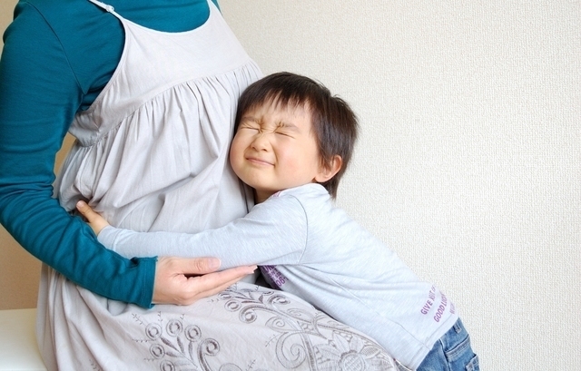 妊婦の母親にしがみつく子ども,出産,兆候,