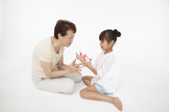あやとりをするおばあちゃんと孫,あやとり,子ども,知育
