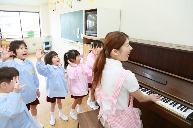 スモックを着て歌って踊る園児,スモック,作り方,