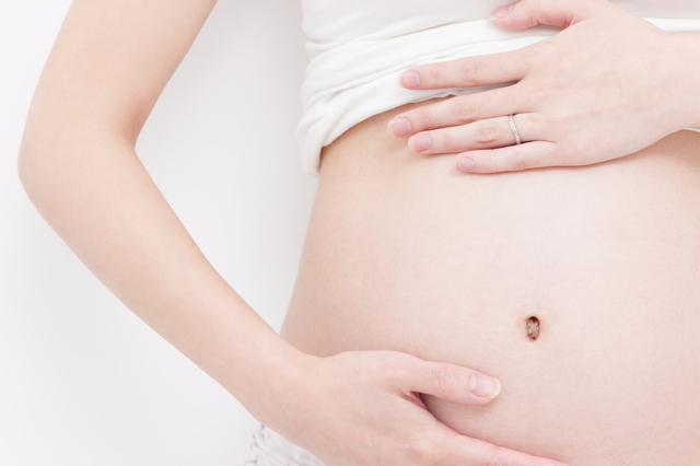 お腹に手を当てる妊婦,骨盤ベルト,おすすめ,