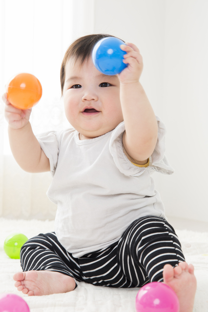 おすわりして遊ぶ赤ちゃん,生後,7ヶ月,赤ちゃん