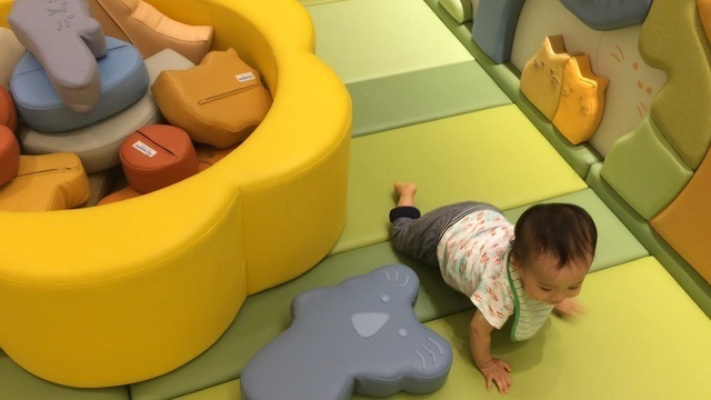 プレイルームで遊ぶ赤ちゃん,新生児,外出,
