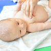 疹でお悩みのママからの相談:「息子の顔にブツブツがたくさん!毎日綺麗に洗っているつもりなのですが・・・。」 3カ月になる息子さんの顔にたくさんのブツブツが出ているので、ママはとても心配しています。1日2回洗顔するようにしたら、今度は顔が乾燥してカサカサになってしまったそうですが・・・。,
