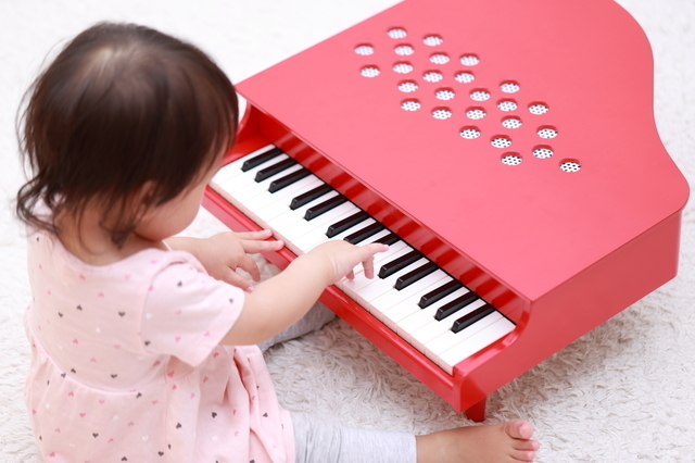 おもちゃピアノに触れる子ども,おもちゃ,ピアノ,