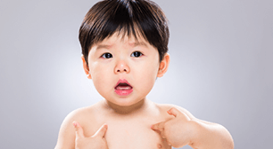 身体を指さす子ども,子ども,蕁麻疹,