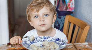 ご飯を食べる子ども,栄養,偏り,