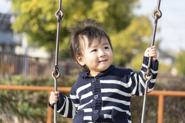 ブランコで遊ぶ男の子,2歳,