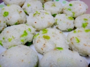 離乳食後期*手づかみ*枝豆入りしらすごはんおやき,手づかみ食べ,