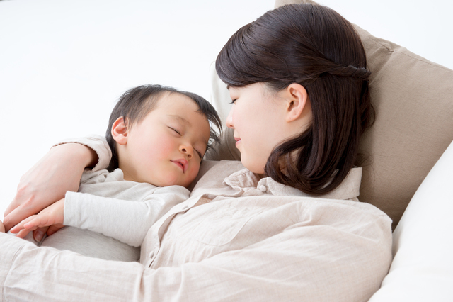 お七夜と命名式を控えて休む親子,お七夜,赤ちゃん,命名式