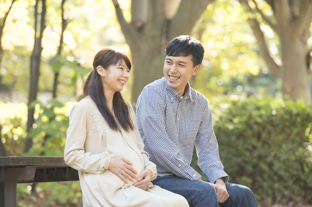 ベンチに座る夫婦,両親学級,
