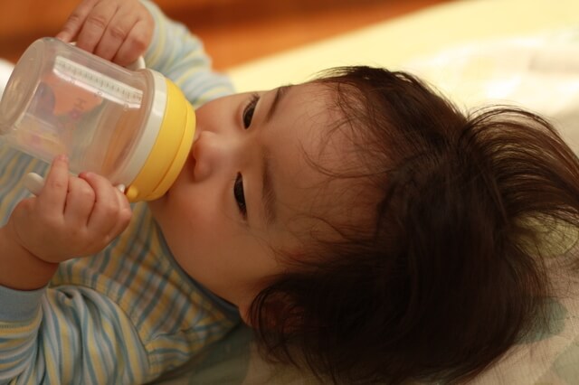 ベビーマグで水を飲む赤ちゃん,新生児 ,外出 ,時期