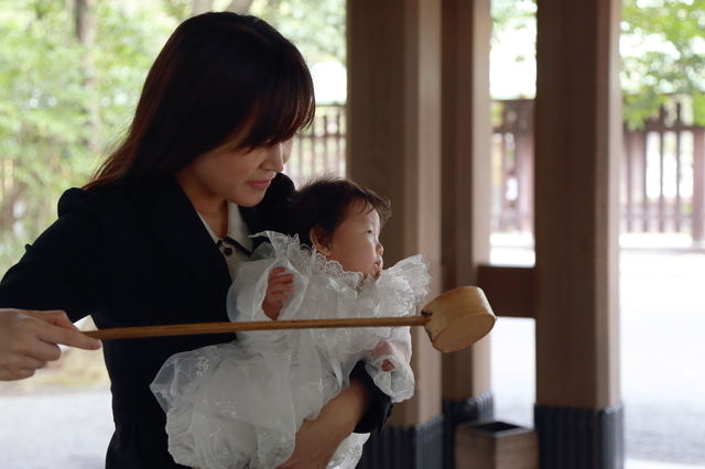 お宮参りの親子,授乳,ワンピース,お宮参り