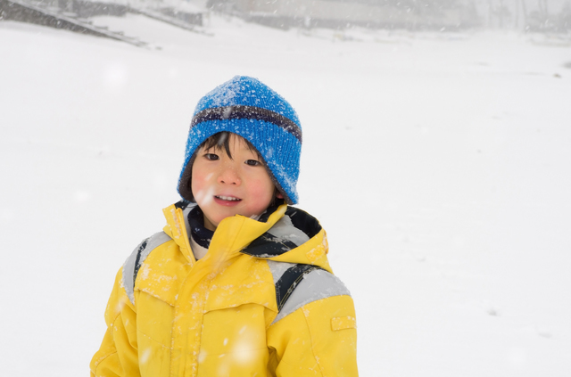 雪の中にたたずむ男の子,富山県,スキー場,温泉