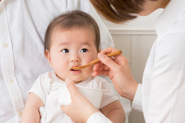 赤ちゃん離乳食食べさせる,離乳食,椅子,