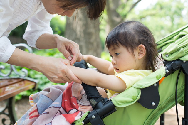 子どもの肌を確認するママ,子供,とびひ,