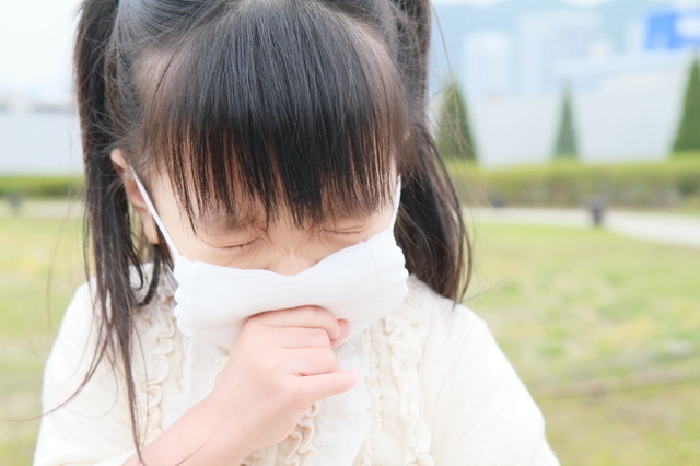看護師監修】子どもの溶連菌感染症｜原因や熱、発疹などの症状、薬など 